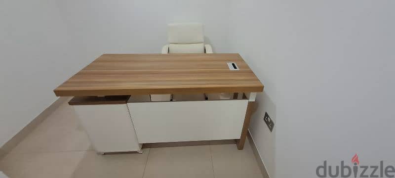 مكتب مع كرسي جديدNew office with leather chair 4