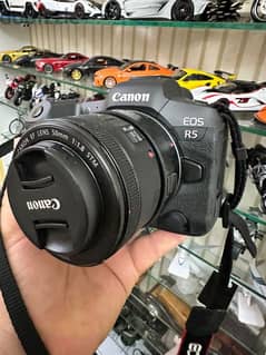 Canon R5 very clean device with lens 0