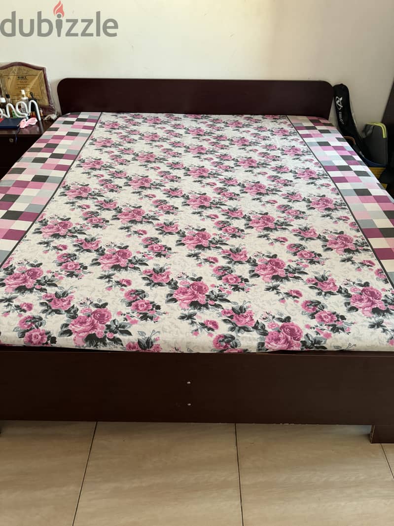 King size bed in excellent condition for sale in Al khuwair 1