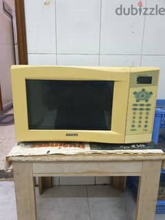 Sanyo 900W Microwave 0