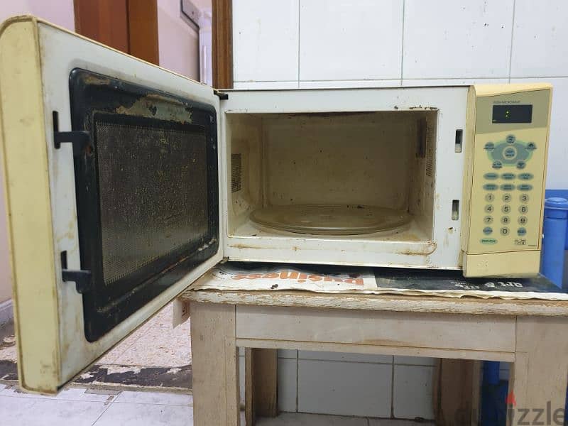 Sanyo 900W Microwave 1