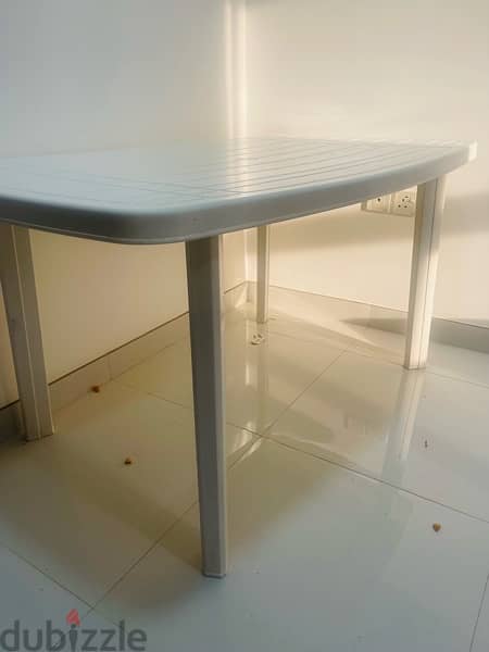 dining table. . plastic. . 4 seater 1