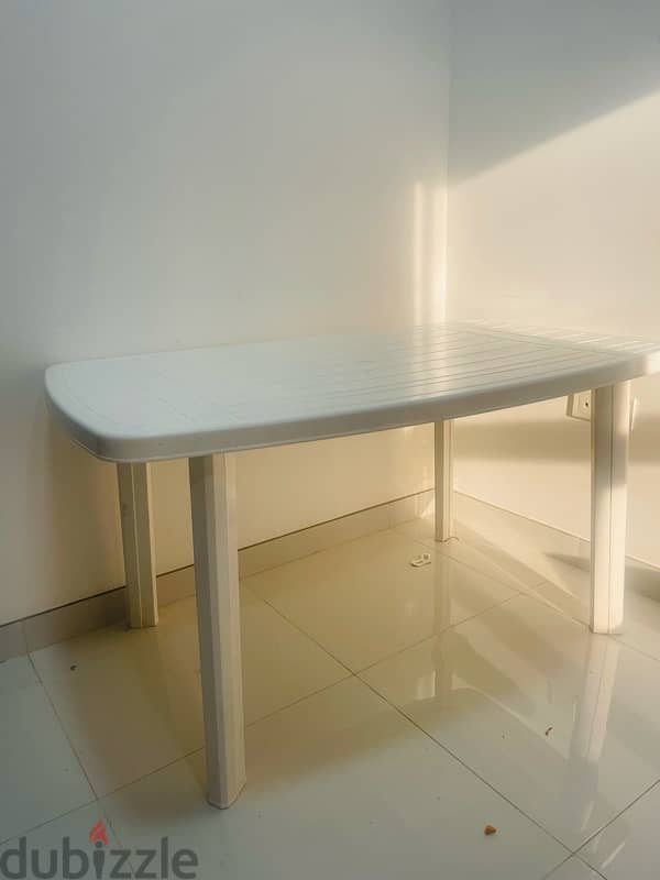 dining table. . plastic. . 4 seater 3