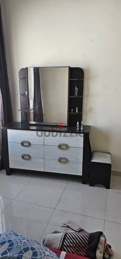 Dresser with chest of drawers 0