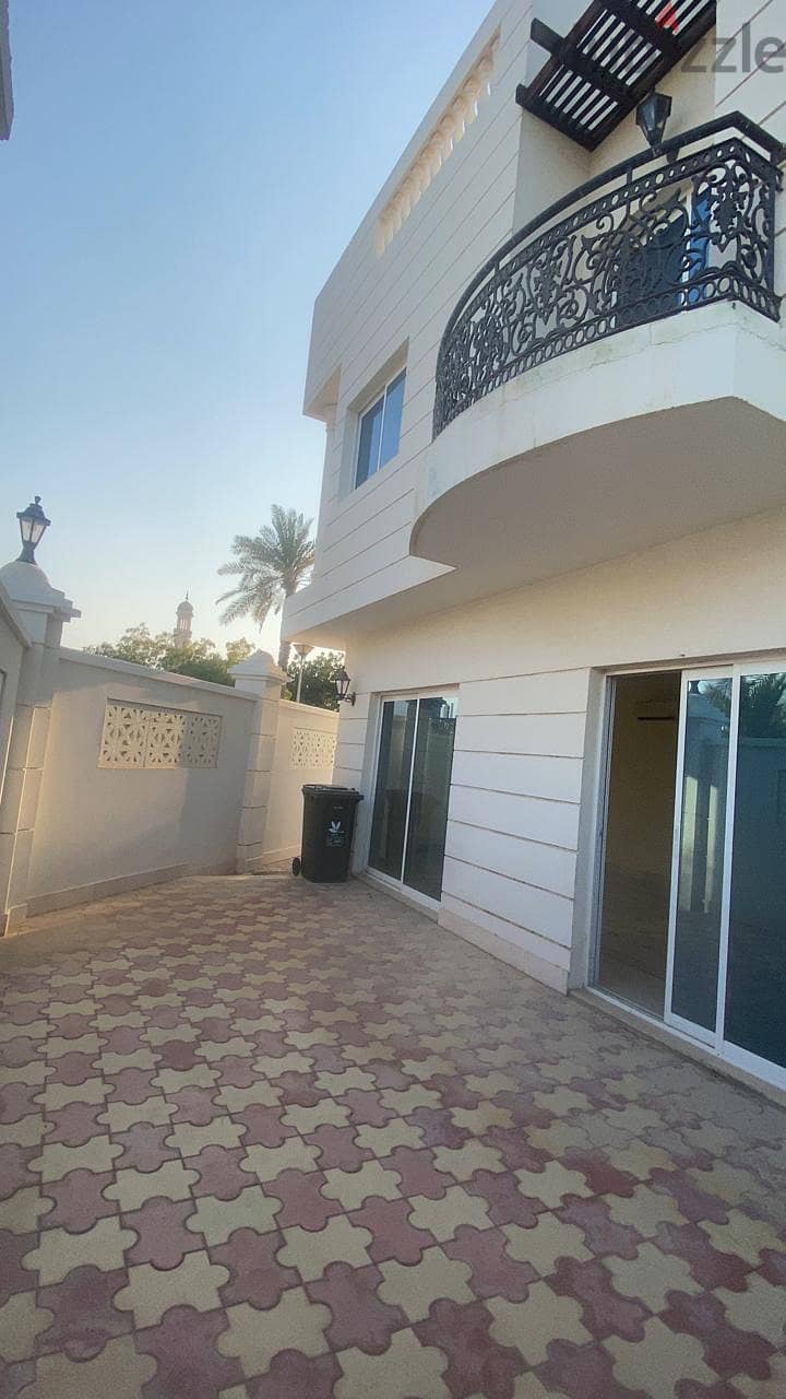 6Me28-Fabulous 5BHK Villa for rent in Qurm, Al Sarooj Street 9