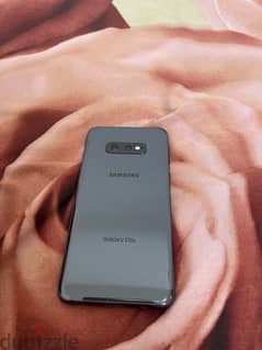 10/10 condition Samsung S10e 0