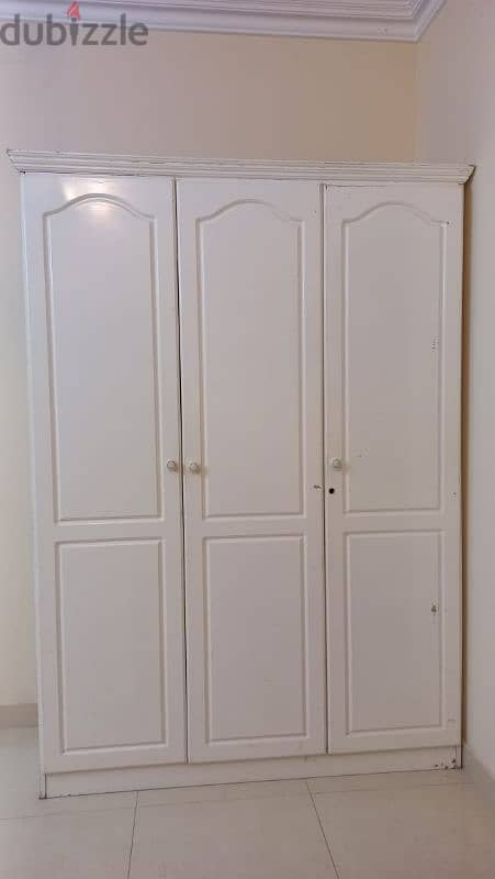 white wood cupboard / wardrobe 0