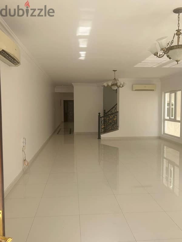 villa for rent near mall of Oman 5