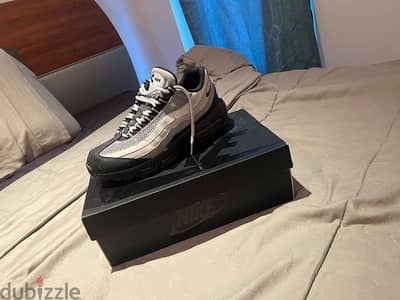 a very clean air max 95 smoke gray and black grils come see size 42