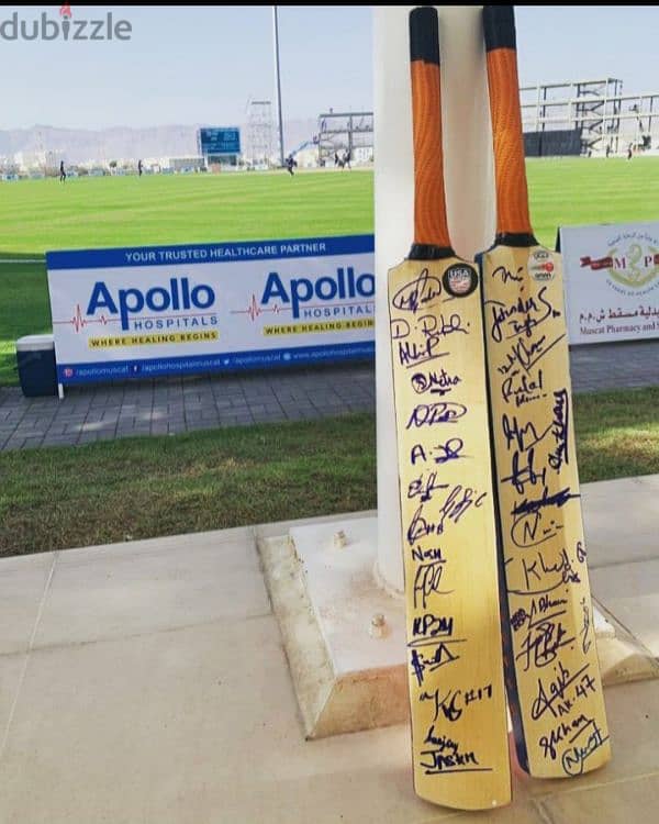 Autograph cricket bat 0