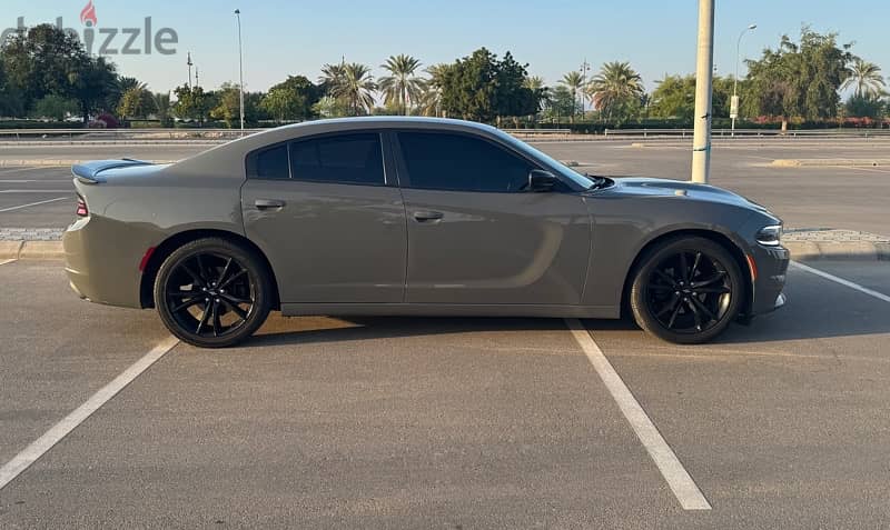 Dodge Charger SE 2017 low mileage 4