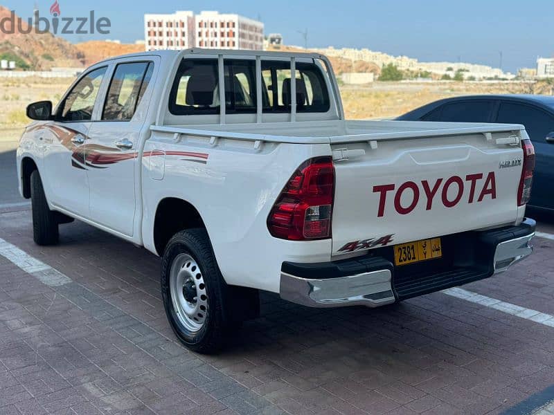 Toyota Hilux 2023 GCC petrol automatic 14kkm only, call 77474894 8