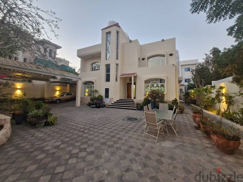 4 BR + 2 Maid’s Room + Driver’s Room Fantastic Villa in MSQ 8