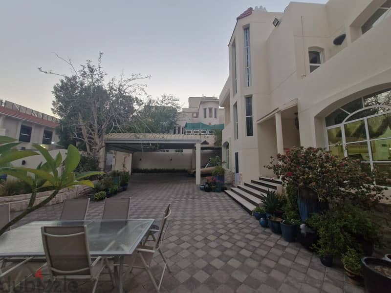 4 BR + 2 Maid’s Room + Driver’s Room Fantastic Villa in MSQ 9