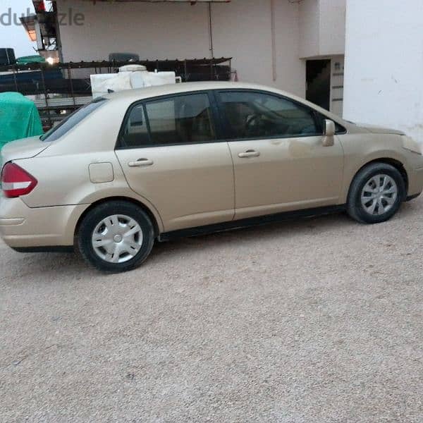 Nissan Tiida 2011 3