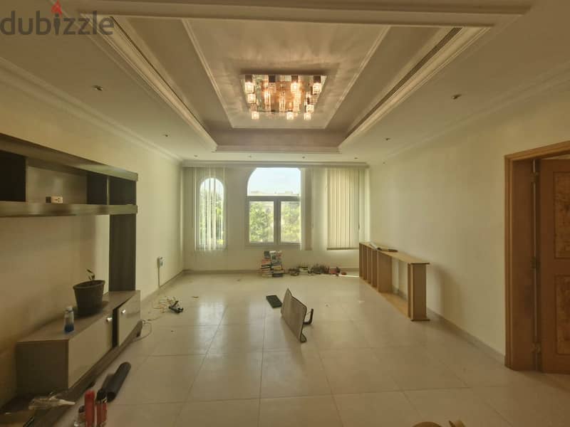 5 BR Great Villa in Azaiba, Close to the Beach 9