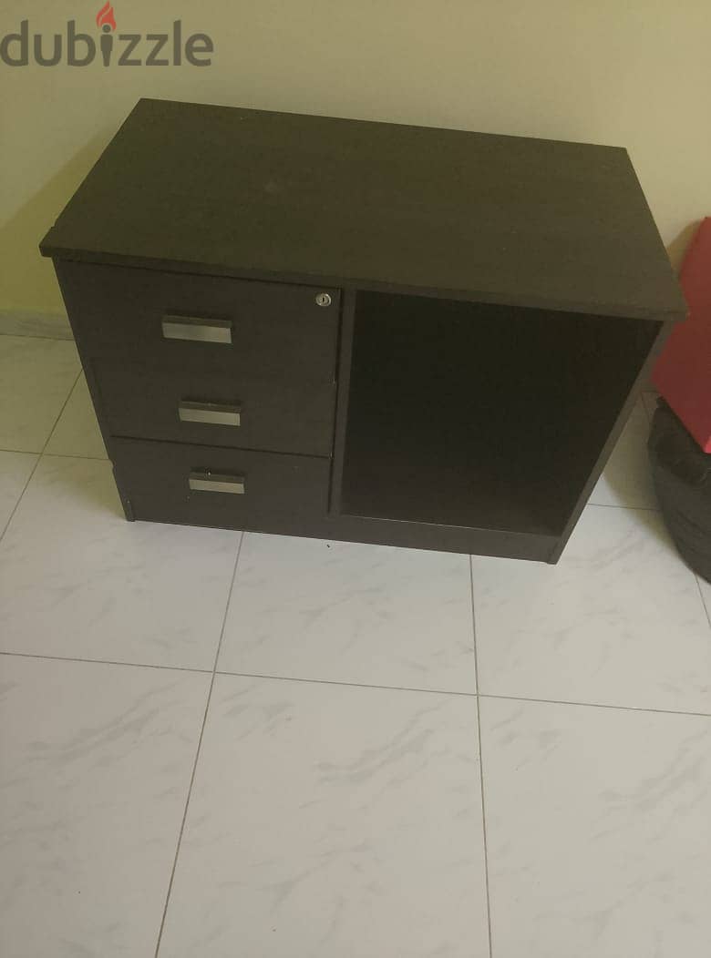 Uregent selling of a dressing table and a bedside table 0