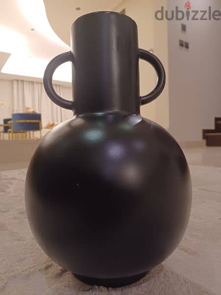 next black vase 0