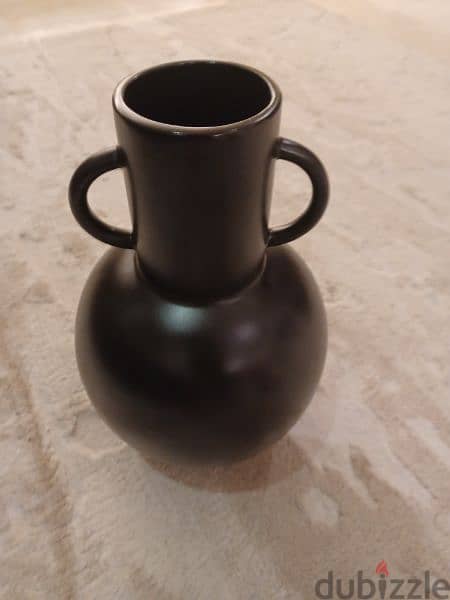 next black vase 1