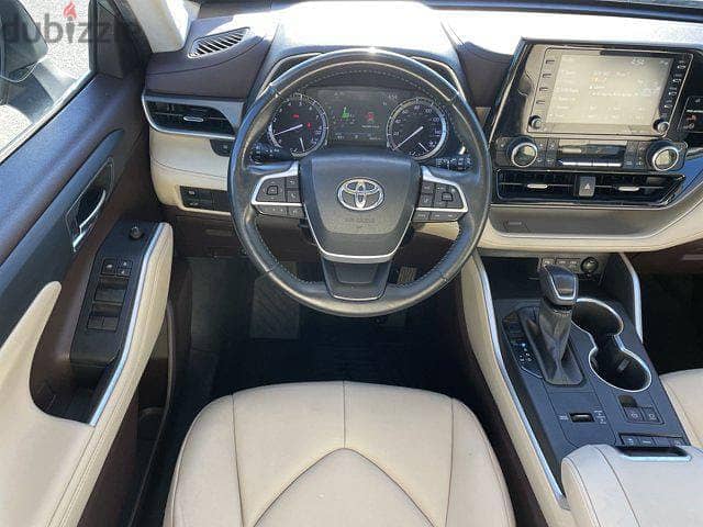 One Owner Toyota Highlander 2021 AWD, Original manufacturer paint. 4