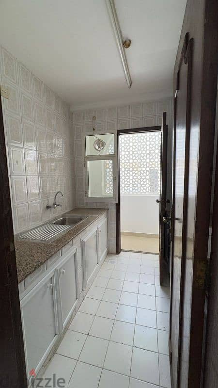 للإيجار شقة في الوادي الكبير خط اول على شارع البستان 1BHK ,2BHK 4