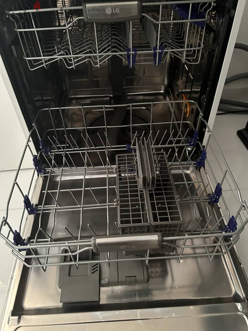 LG dishwasher in great condition for sale 3