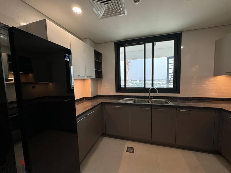 2 BR Excellent Apartment in Al Mouj with Amenities 9