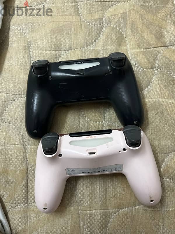 2 PS4 controllers in great shape and original 1