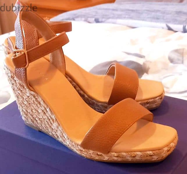 BEAUTIFUL WEDGE STYLE SHOES WITH DELUX STORAGE BOX 0