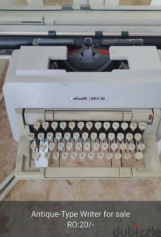 ANTIQUE TYPEWRITER 0