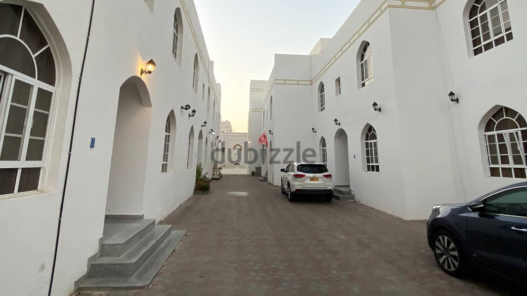 6me36-Perfect 6 BHK Villa For Rent in Qurum 0