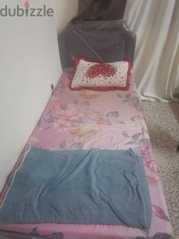 a room with 4 beds for rent غرفه بها 4 سراير للإيجار 1