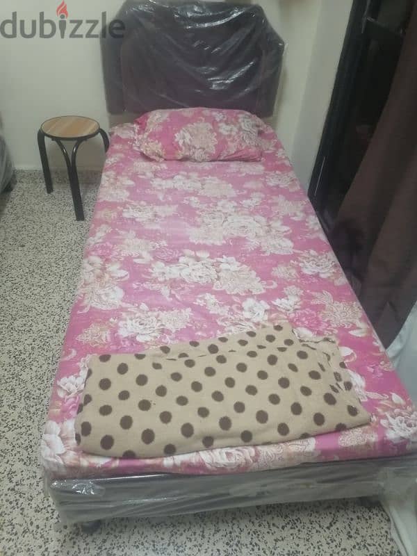 a room with 4 beds for rent غرفه بها 4 سراير للإيجار 3