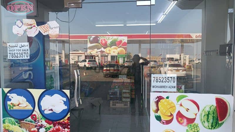 fruits and vegetable shop 78523570 1