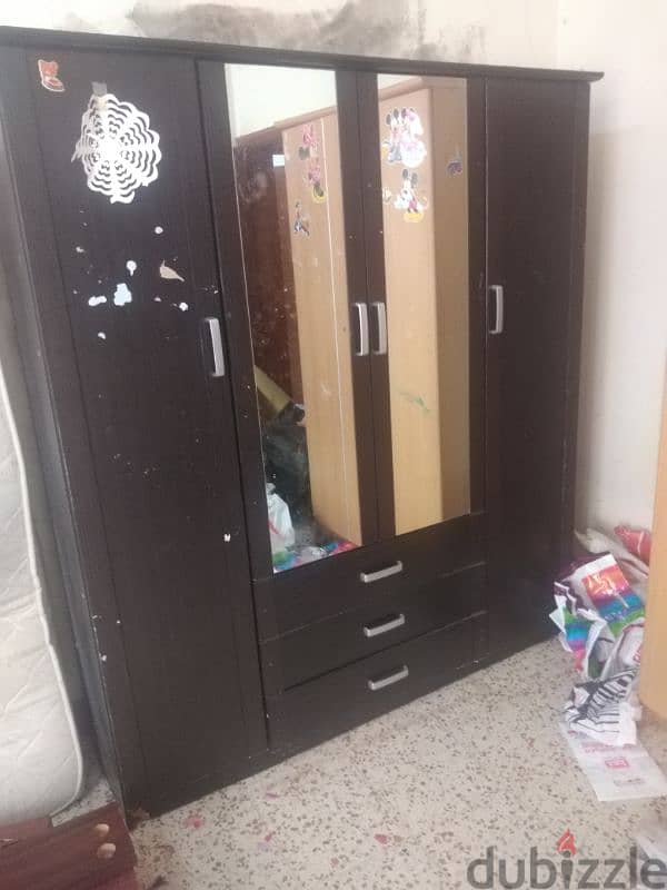 4-door cabinet for sale in good condition 0