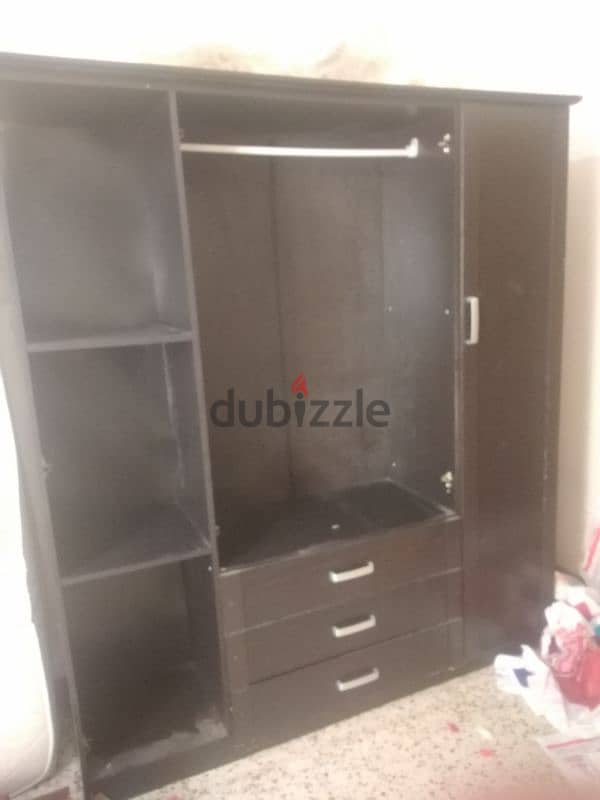 4-door cabinet for sale in good condition 4