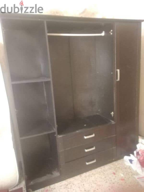 4-door cabinet for sale in good condition 5