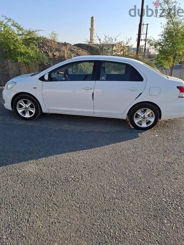 Toyota Yaris 2011 1