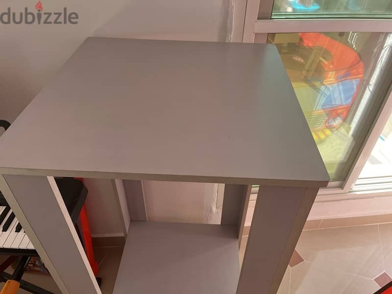 Heighted table with shelf 1