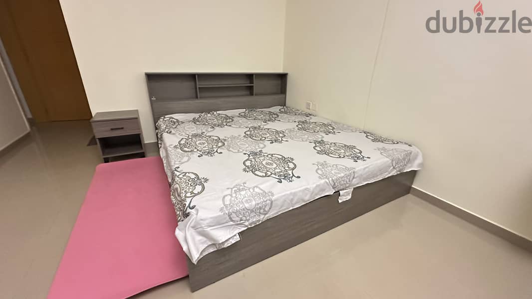 King Size Bed Set y (180x200 cm) | سرير كبير للبيع 0