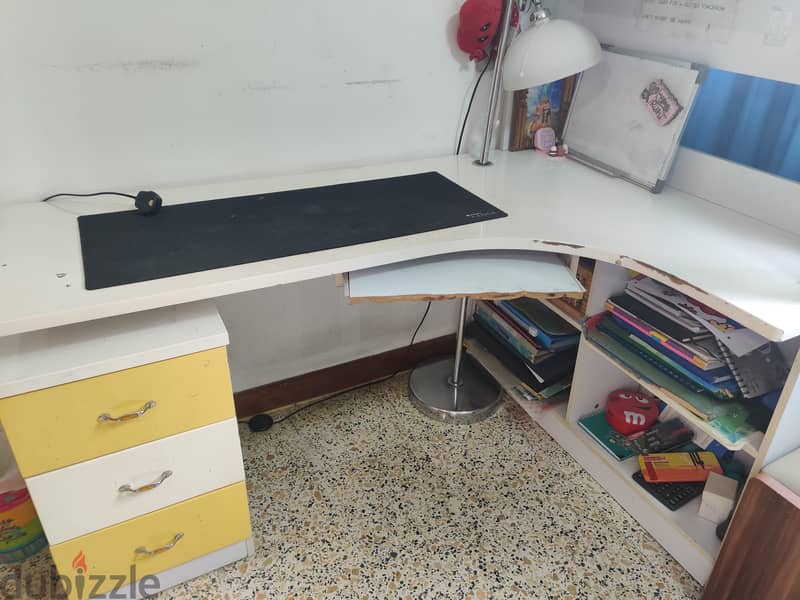 STUDY  TABLE  IN  AVERAGE  CONDITION  WITH  CHAIR 2