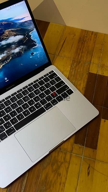 Macbook pro 2017 i5 8gb ram 256 Gb ssd 3