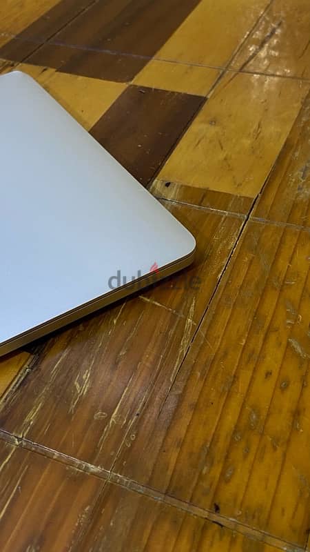 Macbook pro 2017 i5 8gb ram 256 Gb ssd 4