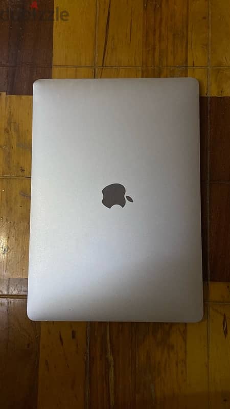 Macbook pro 2017 i5 8gb ram 256 Gb ssd 5