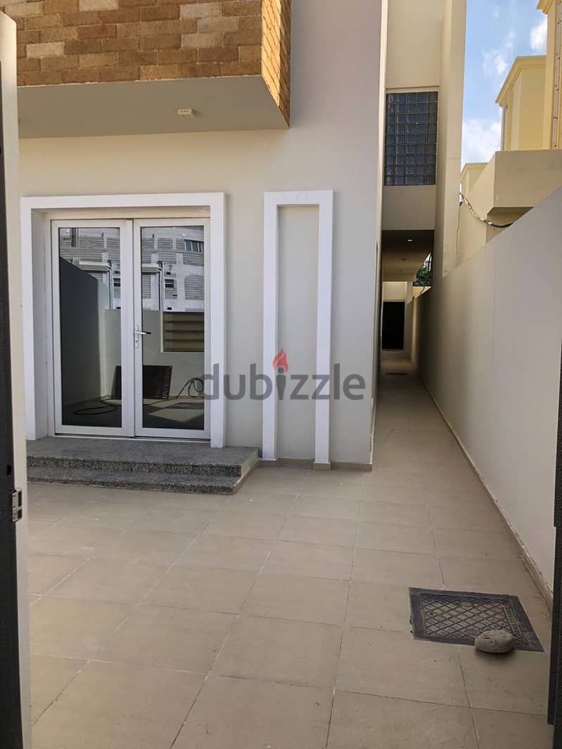 فيلا راقية في منطقة هادئة بالقرم Luxury villa in a quiet area in Qurm 0