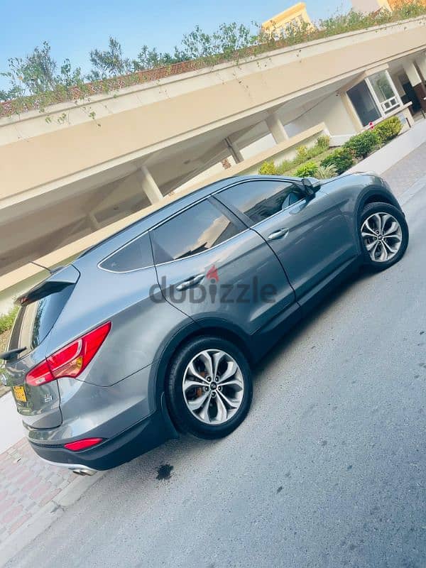 Hyundai Santa Fe 2015 model oman agency car for sell 4