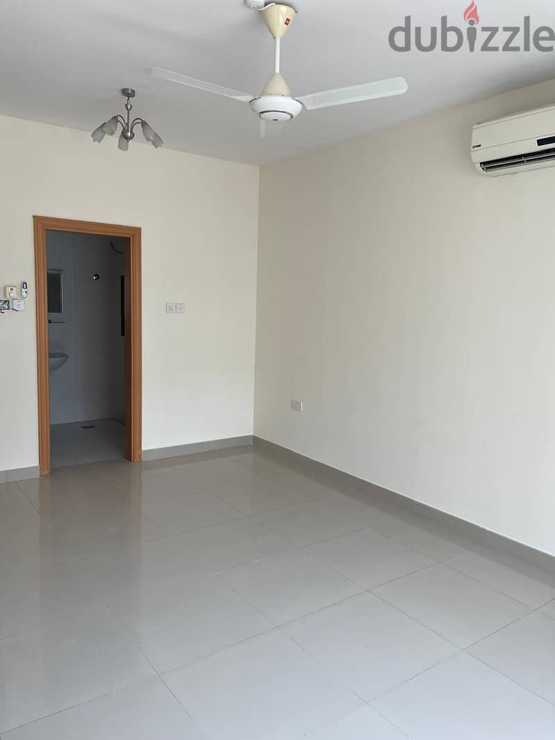 شقة للايجار في غلاء التجارية/FLAT FOR RENT IN GHALA 1