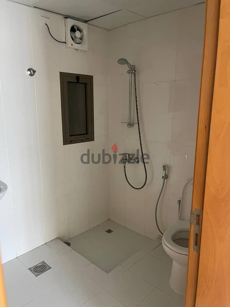 شقة للايجار في غلاء التجارية/FLAT FOR RENT IN GHALA 5