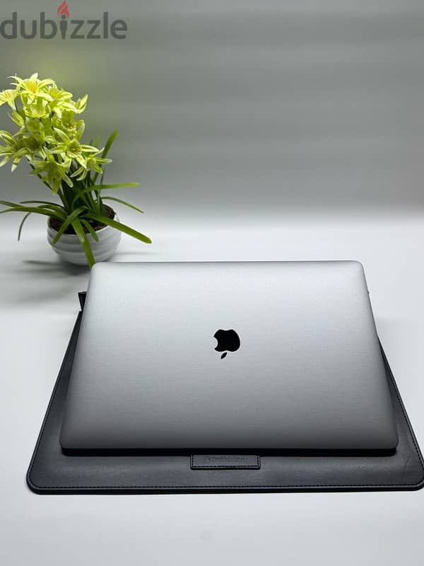 Macbook pro A1990 2019, 15", i9 9th, 32gb ram, 256gb ssd 4