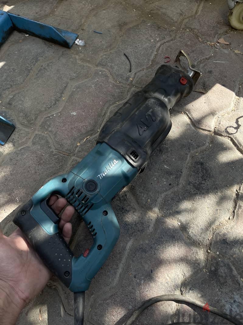 Makita AVT 0